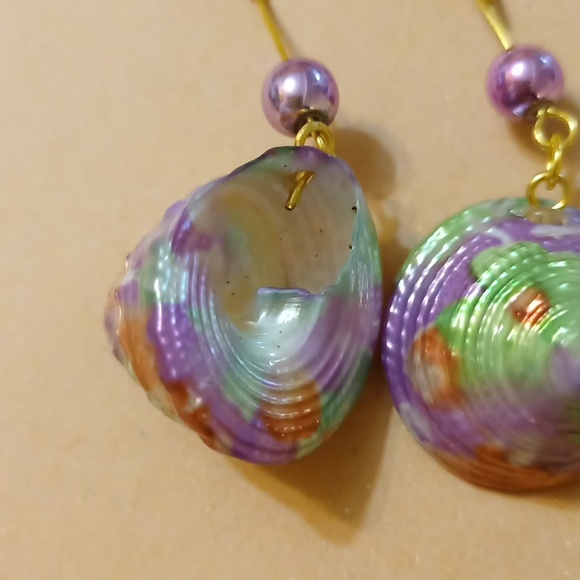 *3/$12* New Shell Floral Dangle Earrings - Picture 3 of 6